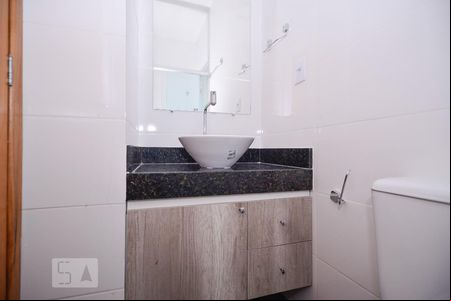 Banheiro de casa de condomínio à venda com 2 quartos, 62m² em Jaqueline, Belo Horizonte
