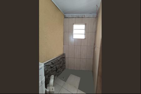 Banheiro e lavanderia de kitnet/studio para alugar com 1 quarto, 16m² em Vicentina, São Leopoldo