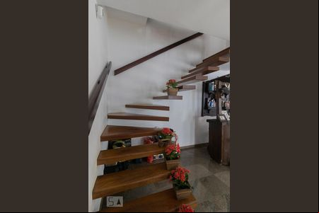 Escada de casa para alugar com 4 quartos, 248m² em Vila Rosalia, Guarulhos