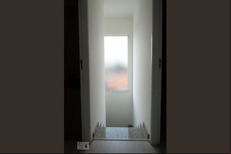 Corredor da Escada de casa de condomínio para alugar com 3 quartos, 150m² em Chácara Belenzinho, São Paulo