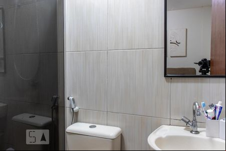 banheiro de apartamento para alugar com 2 quartos, 55m² em Guará Ii, Brasília