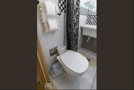 Banheiro de kitnet/studio à venda com 1 quarto, 13m² em Santa Teresa, Rio de Janeiro