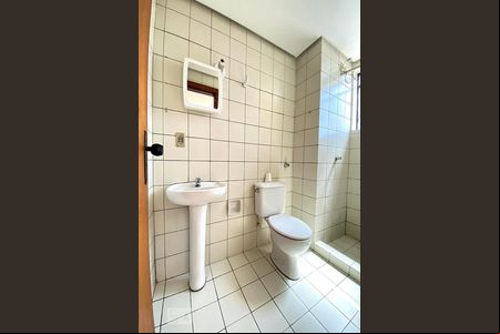 Banheiro de kitnet/studio para alugar com 1 quarto, 29m² em Centro, São Leopoldo