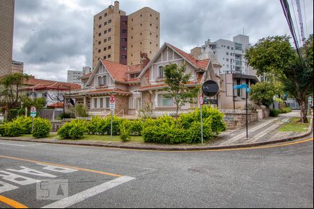 Fachada de casa para alugar com 5 quartos, 380m² em Centro, Curitiba