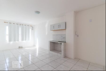 Sala/Cozinha de apartamento para alugar com 1 quarto, 55m² em Navegantes, Porto Alegre