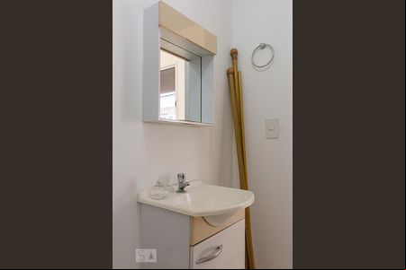 Lavabo de casa de condomínio para alugar com 3 quartos, 80m² em Vargem Pequena, Rio de Janeiro