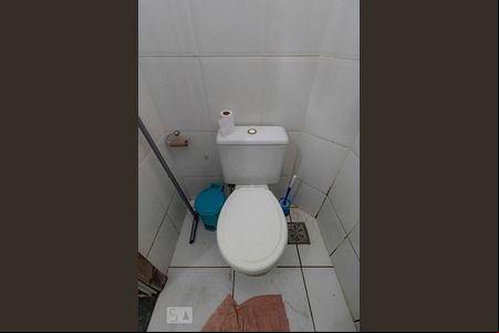 Banheiro de apartamento para alugar com 1 quarto, 45m² em Sagrada Família, Belo Horizonte