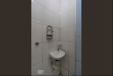 Banheiro de apartamento para alugar com 1 quarto, 45m² em Sagrada Família, Belo Horizonte