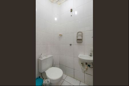 Banheiro de apartamento para alugar com 1 quarto, 45m² em Sagrada Família, Belo Horizonte