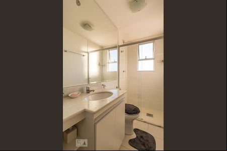 Banheiro de apartamento para alugar com 2 quartos, 57m² em Ouro Preto, Belo Horizonte