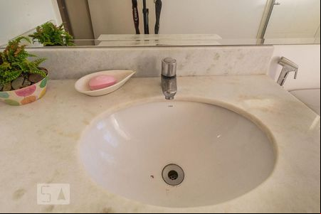 Banheiro de apartamento para alugar com 2 quartos, 57m² em Ouro Preto, Belo Horizonte