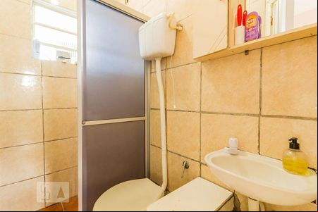 Banheiro de casa de condomínio para alugar com 1 quarto, 52m² em Nonoai, Porto Alegre