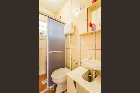 Banheiro de casa de condomínio para alugar com 1 quarto, 52m² em Nonoai, Porto Alegre