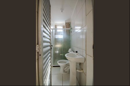 Banheiro de kitnet/studio para alugar com 1 quarto, 44m² em Pituaçu, Salvador