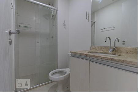 Banheiro de kitnet/studio para alugar com 1 quarto, 26m² em Centro, São Paulo