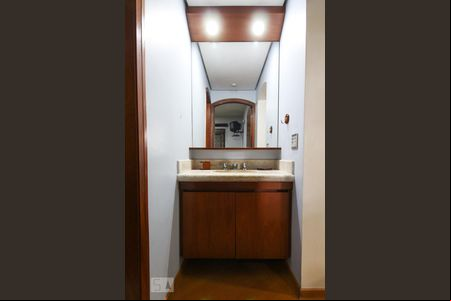Banheiro  de apartamento à venda com 1 quarto, 50m² em Moema, São Paulo