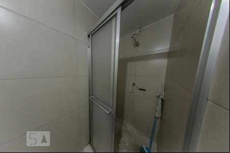Banheiro de kitnet/studio para alugar com 1 quarto, 40m² em Centro, Curitiba