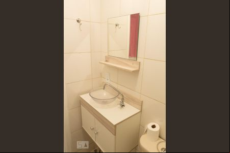 banheiro social de apartamento para alugar com 3 quartos, 50m² em Benfica, Rio de Janeiro