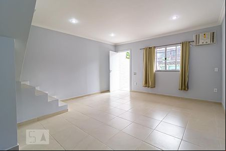 Sala de casa de condomínio para alugar com 4 quartos, 208m² em Jacarepaguá, Rio de Janeiro
