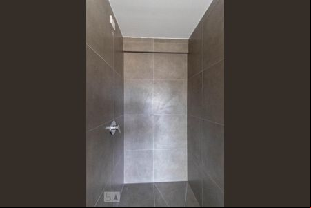 Banheiro de kitnet/studio para alugar com 1 quarto, 35m² em Glória, Porto Alegre