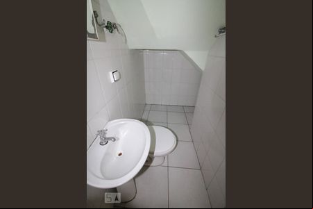 banheiro de kitnet/studio para alugar com 1 quarto, 40m² em Vila Palmeiras, São Paulo