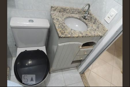 Banheiro de apartamento para alugar com 1 quarto, 35m² em Taquara, Rio de Janeiro