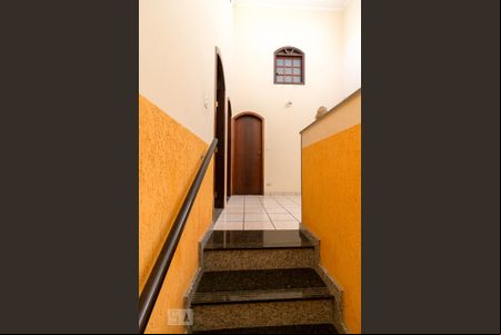 Escadas de casa para alugar com 3 quartos, 385m² em Vila Endres, Guarulhos