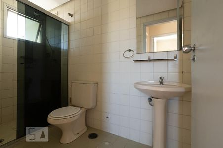 Banheiro de apartamento para alugar com 2 quartos, 66m² em Vila Mangalot, São Paulo