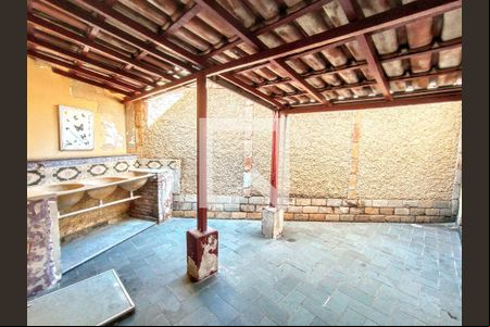 Casa à venda com 4 quartos, 300m² em Santa Branca, Belo Horizonte