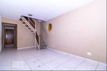 Sala de casa de condomínio à venda com 2 quartos, 80m² em Irajá, Rio de Janeiro