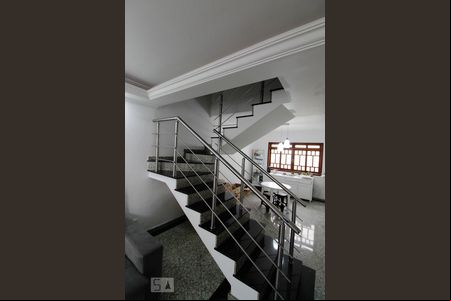 Escada de casa de condomínio para alugar com 3 quartos, 166m² em Jardim Gopouva, Guarulhos