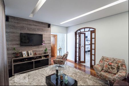 Sala 1 de casa para alugar com 5 quartos, 400m² em Nova Floresta, Belo Horizonte