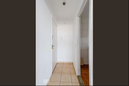 Corredor Entrada de apartamento para alugar com 2 quartos, 57m² em Vila Mazzei, São Paulo