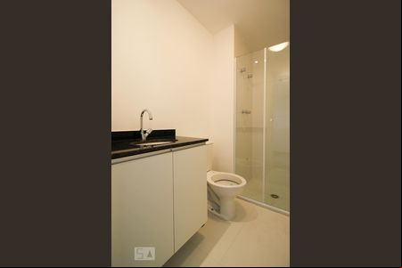 Banheiro  de kitnet/studio para alugar com 1 quarto, 26m² em Indianópolis, São Paulo