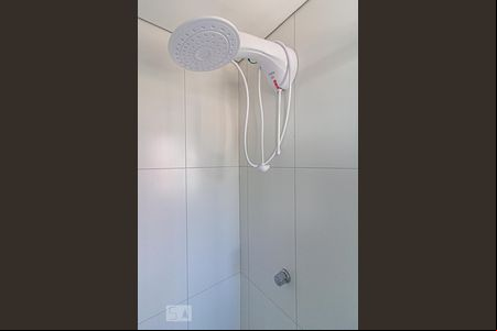 Banheiro de kitnet/studio para alugar com 1 quarto, 22m² em Novo Mundo, Curitiba