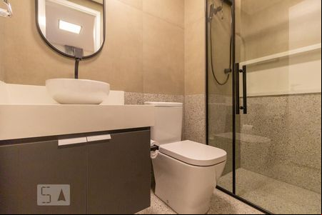 Banheiro de kitnet/studio para alugar com 1 quarto, 23m² em Centro, São Paulo