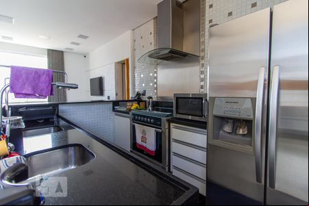 Cozinha de apartamento para alugar com 2 quartos, 135m² em Santo Agostinho, Belo Horizonte