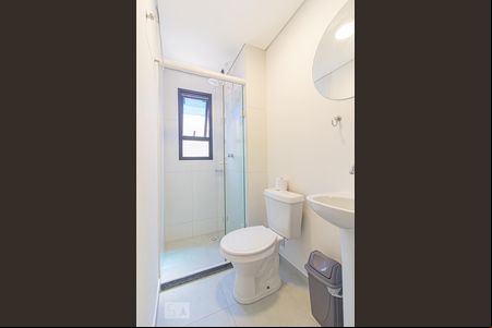 Banheiro de kitnet/studio para alugar com 1 quarto, 19m² em Novo Mundo, Curitiba