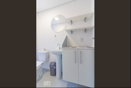 Banheiro de kitnet/studio para alugar com 1 quarto, 19m² em Novo Mundo, Curitiba