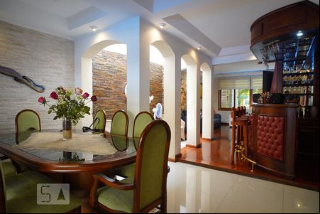 Sala de casa à venda com 5 quartos, 381m² em São Sebastião, Porto Alegre
