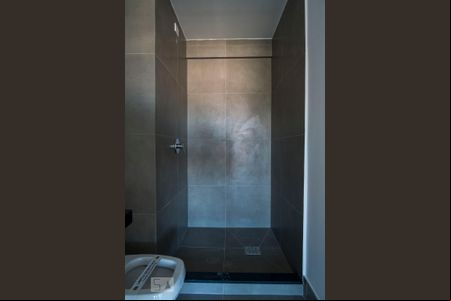 Banheiro de apartamento para alugar com 1 quarto, 36m² em Glória, Porto Alegre