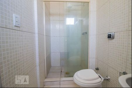 Banheiro de apartamento para alugar com 1 quarto, 24m² em Menino Deus, Porto Alegre
