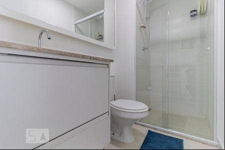 Banheiro de kitnet/studio para alugar com 1 quarto, 26m² em Centro, São Paulo
