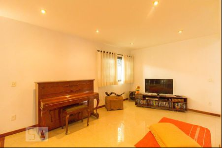 Sala de TV de casa para alugar com 3 quartos, 275m² em City América, São Paulo