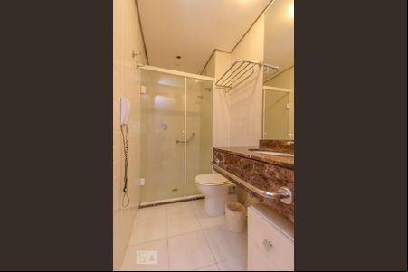 Banheiro de kitnet/studio para alugar com 1 quarto, 35m² em Higienópolis, São Paulo