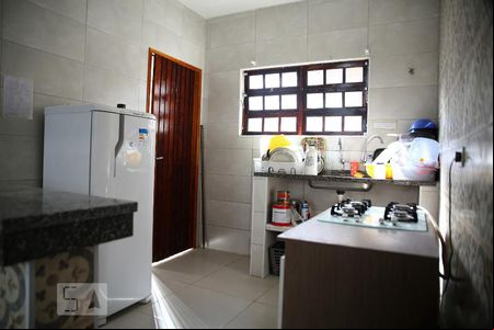 Cozinha de casa de condomínio para alugar com 2 quartos, 73m² em Maracanã, Praia Grande