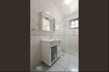 Banheiro da Suíte de casa para alugar com 3 quartos, 280m² em São João, Porto Alegre