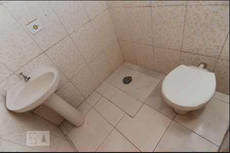 Banheiro de casa de condomínio para alugar com 1 quarto, 34m² em Jardim Cocaia, Guarulhos