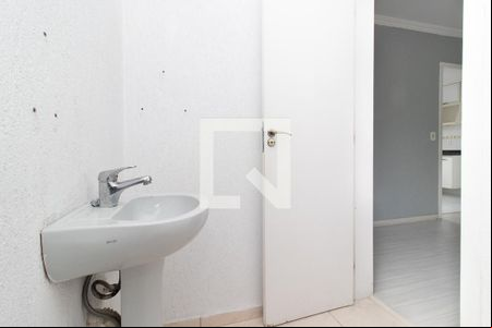 Lavabo de casa de condomínio para alugar com 3 quartos, 95m² em Uberaba, Curitiba