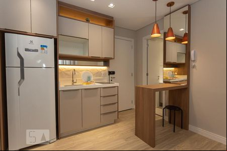 Sala/Cozinha de apartamento para alugar com 1 quarto, 25m² em Centro, Curitiba